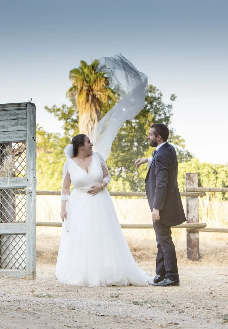 Novios al aire libre con el velo de la novia al viento, reportaje de boda en Córdoba