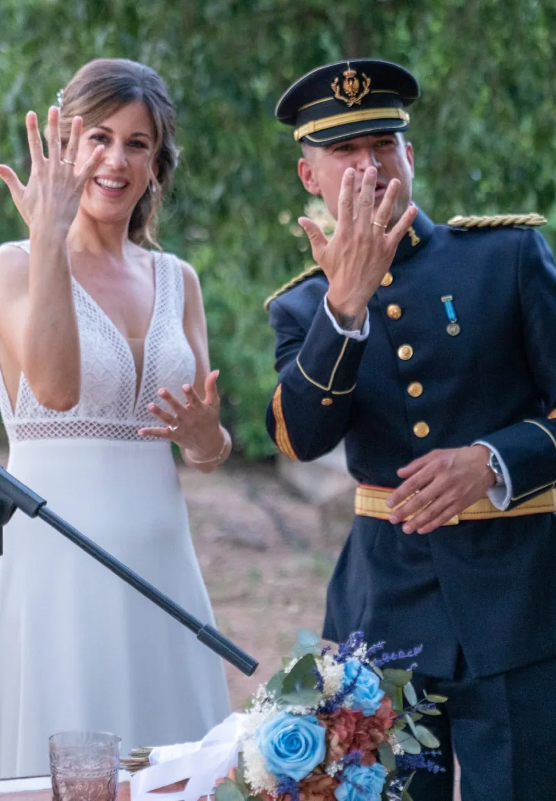 Novia y novio militar saludando durante la ceremonia, vídeo de boda en Córdoba